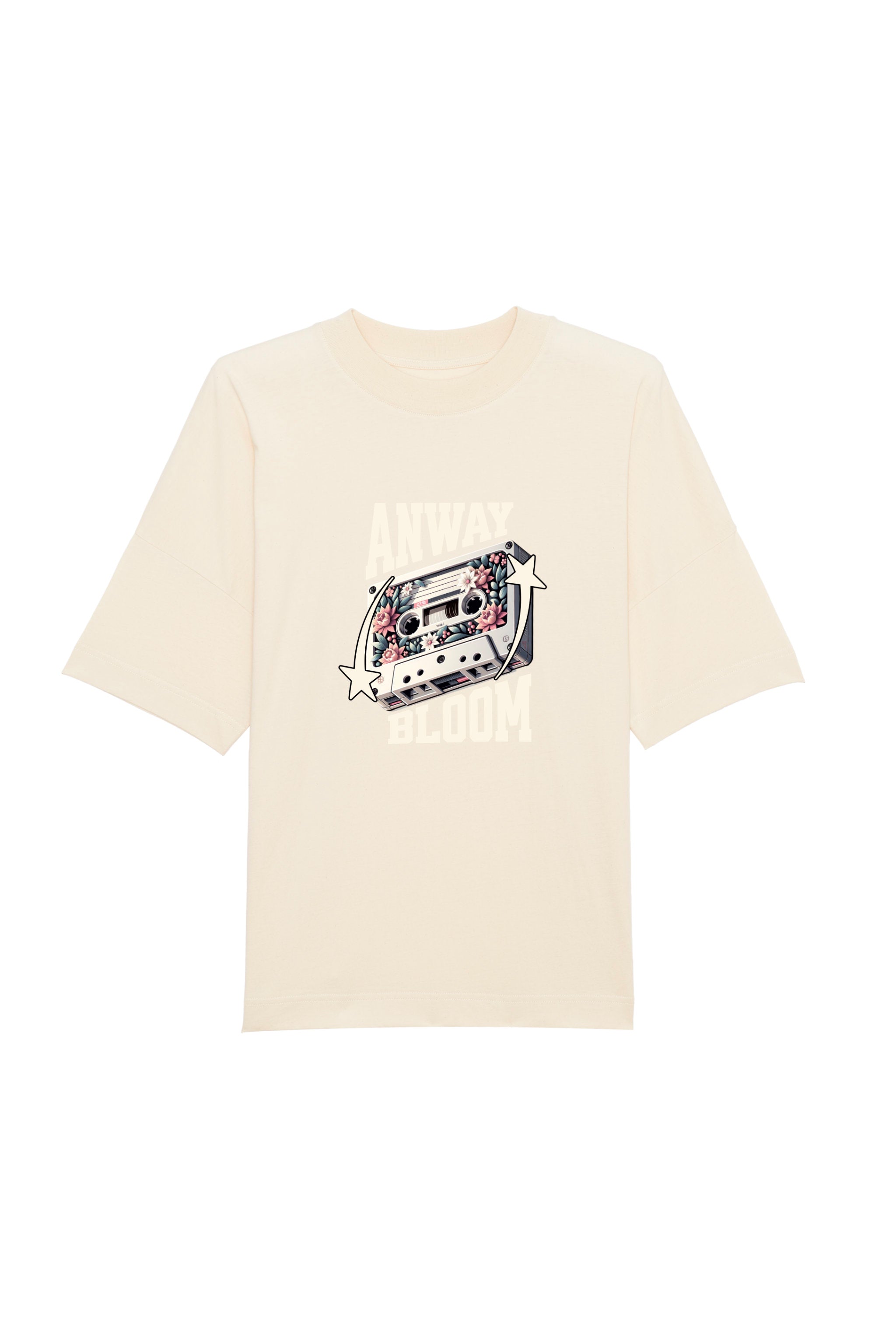 Oversized T-Shirt aus 100 % Bio-Baumwolle mit weitem, modernem Schnitt, erhältlich in Schwarz, Weiss und Natur. Individuell gestaltbar mit Wunschmotiv und frei wählbarer Platzierung. Weiche Qualität, überschnittene Ärmelansätze und lässiger Style für maximalen Tragekomfort. Als Motiv auf der Vorderseite eine Kassette, dekoriert mit Blumen, eingerahmt von Sternen – Text „ANWAY BLOOM“.