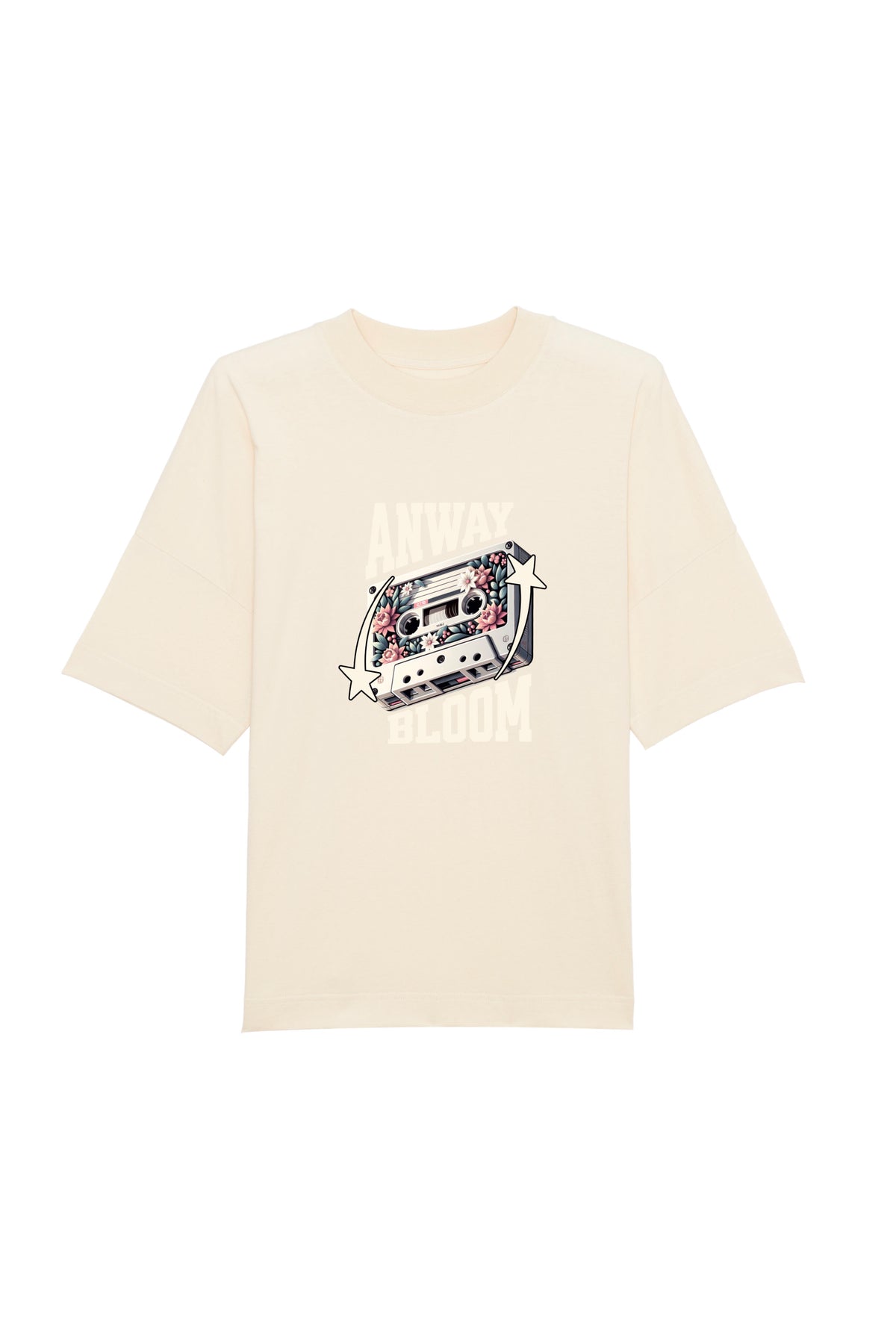 Oversized T-Shirt aus 100 % Bio-Baumwolle mit weitem, modernem Schnitt, erhältlich in Schwarz, Weiss und Natur. Individuell gestaltbar mit Wunschmotiv und frei wählbarer Platzierung. Weiche Qualität, überschnittene Ärmelansätze und lässiger Style für maximalen Tragekomfort. Als Motiv auf der Vorderseite eine Kassette, dekoriert mit Blumen, eingerahmt von Sternen – Text „ANWAY BLOOM“.