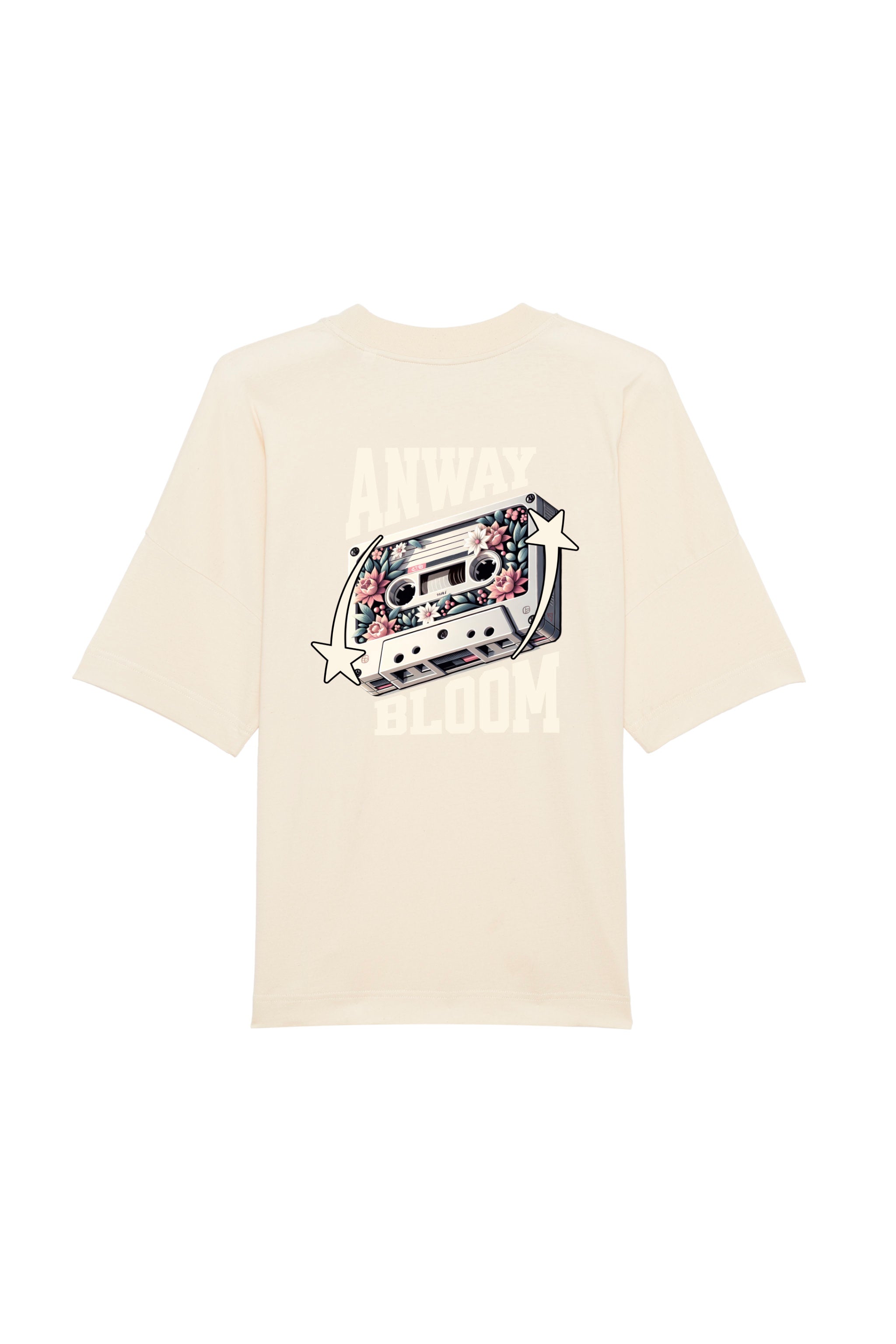 Oversized T-Shirt aus 100 % Bio-Baumwolle mit weitem, modernem Schnitt, erhältlich in Schwarz, Weiss und Natur. Individuell gestaltbar mit Wunschmotiv und frei wählbarer Platzierung. Weiche Qualität, überschnittene Ärmelansätze und lässiger Style für maximalen Tragekomfort. Als Motiv auf der Rückseite eine Kassette, dekoriert mit Blumen, eingerahmt von Sternen – Text „ANWAY BLOOM“.