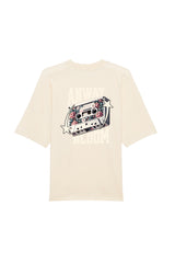 Oversized T-Shirt aus 100 % Bio-Baumwolle mit weitem, modernem Schnitt, erhältlich in Schwarz, Weiss und Natur. Individuell gestaltbar mit Wunschmotiv und frei wählbarer Platzierung. Weiche Qualität, überschnittene Ärmelansätze und lässiger Style für maximalen Tragekomfort. Als Motiv auf der Rückseite eine Kassette, dekoriert mit Blumen, eingerahmt von Sternen – Text „ANWAY BLOOM“.
