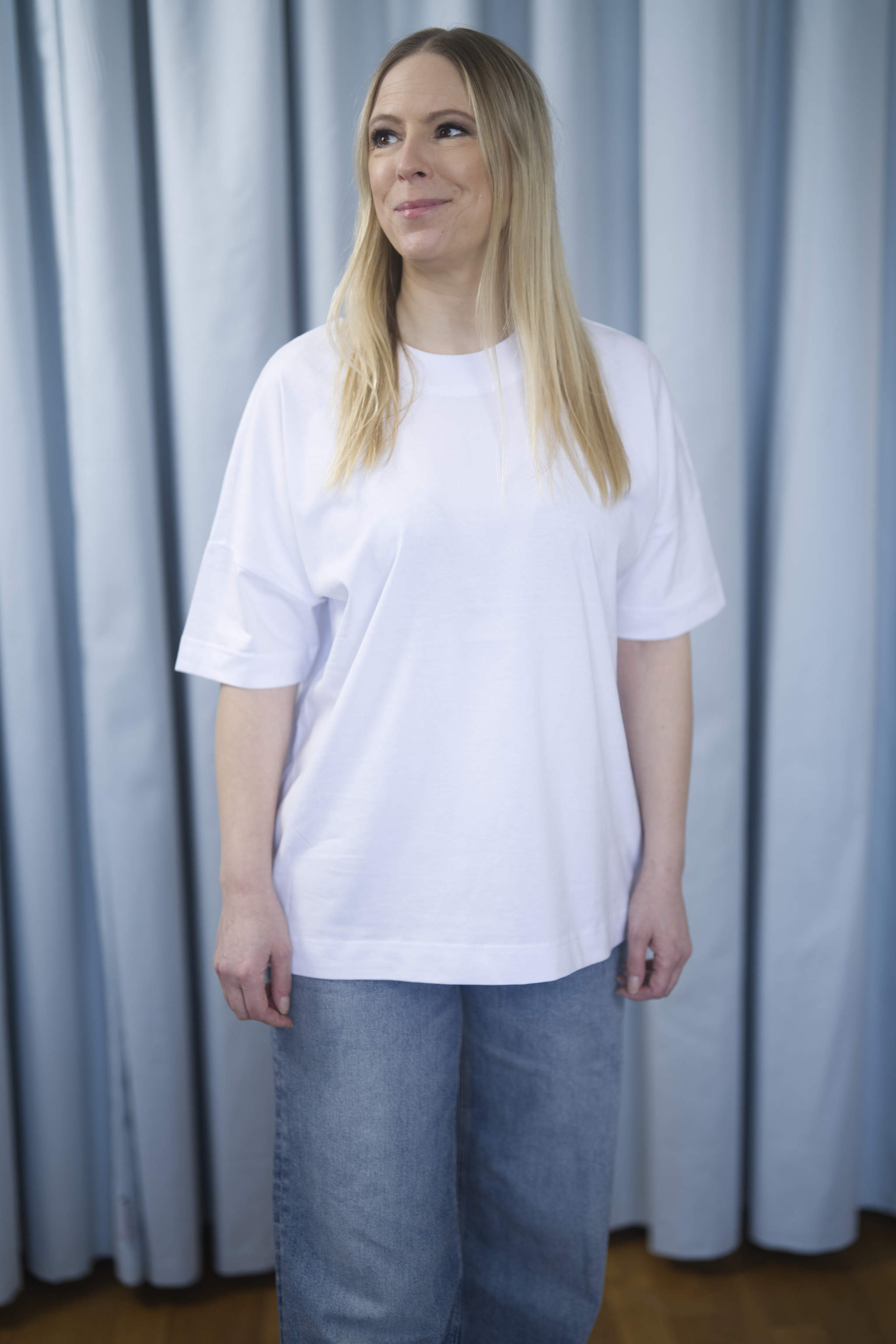Oversized T-Shirt aus 100 % Bio-Baumwolle in Weiss – moderner Schnitt mit eingesetzten Ärmeln.