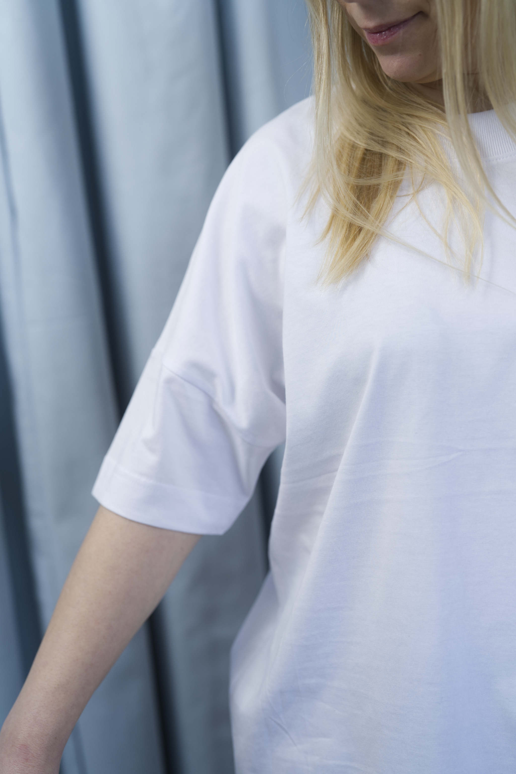 Oversized T-Shirt aus 100 % Bio-Baumwolle in Weiss – moderner Schnitt mit eingesetzten Ärmeln.