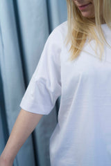 Oversized T-Shirt aus 100 % Bio-Baumwolle in Weiss – moderner Schnitt mit eingesetzten Ärmeln.