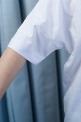 Oversized T-Shirt aus 100 % Bio-Baumwolle in Weiss – moderner Schnitt mit eingesetzten Ärmeln.