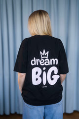 Oversized T-Shirt aus 100 % Bio-Baumwolle mit weitem, modernem Schnitt, erhältlich in Schwarz, Weiss und Natur. Individuell gestaltbar mit Wunschmotiv und frei wählbarer Platzierung. Weiche Qualität, überschnittene Ärmelansätze und lässiger Style für maximalen Tragekomfort. Grosser Schriftzug „dream BIG“ mit Krone darüber auf der Rückseite.