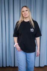 Oversized T-Shirt aus 100 % Bio-Baumwolle mit weitem, modernem Schnitt, erhältlich in Schwarz, Weiss und Natur. Individuell gestaltbar mit Wunschmotiv und frei wählbarer Platzierung. Weiche Qualität, überschnittene Ärmelansätze und lässiger Style für maximalen Tragekomfort. Vorderseite: Krone auf der linken Brust. Rückseite: Grosser Schriftzug „dream BIG“ mit Krone darüber.