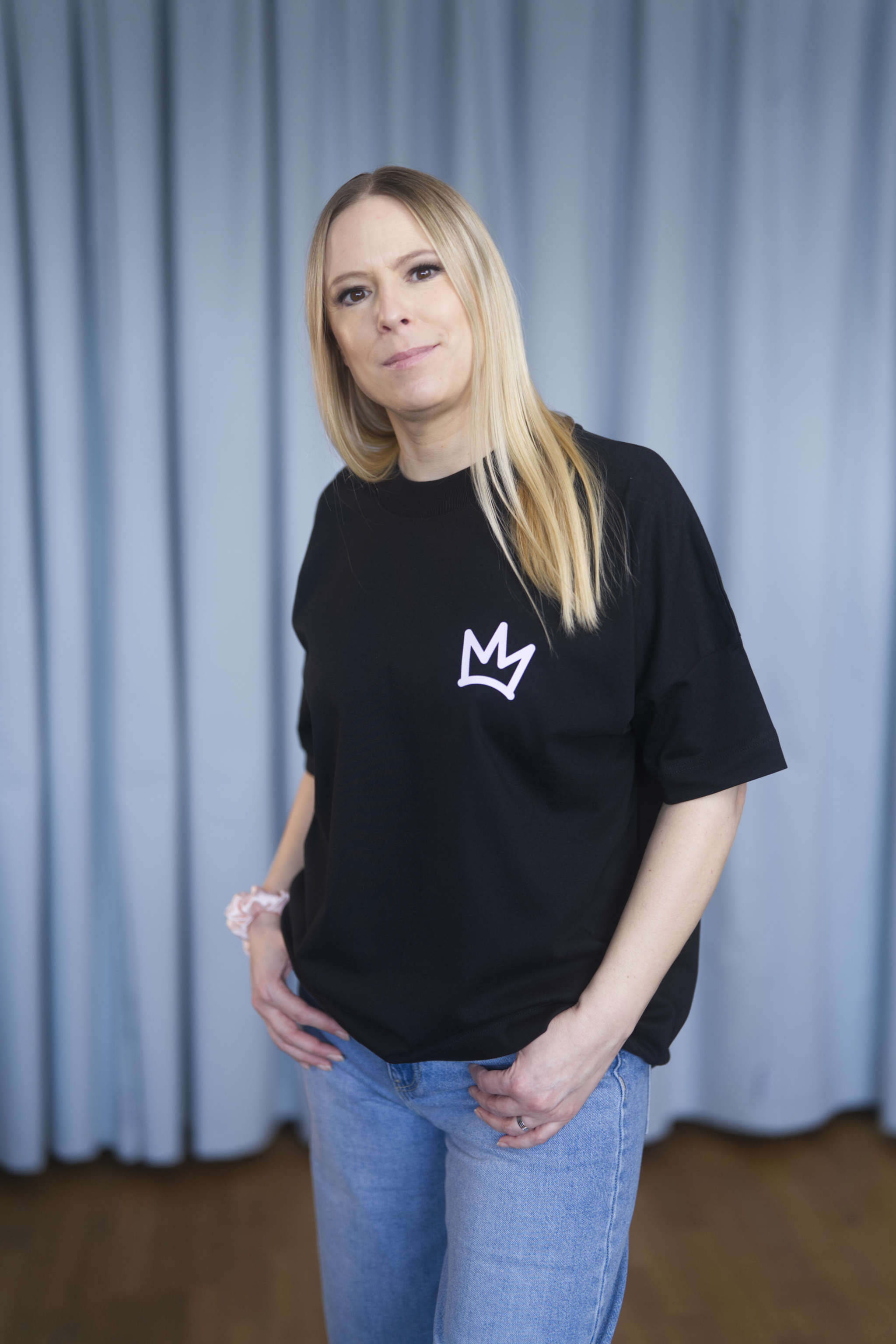 Oversized T-Shirt aus 100 % Bio-Baumwolle mit weitem, modernem Schnitt, erhältlich in Schwarz, Weiss und Natur. Individuell gestaltbar mit Wunschmotiv und frei wählbarer Platzierung. Weiche Qualität, überschnittene Ärmelansätze und lässiger Style für maximalen Tragekomfort. Vorderseite: Krone auf der linken Brust. Rückseite: Grosser Schriftzug „dream BIG“ mit Krone darüber.