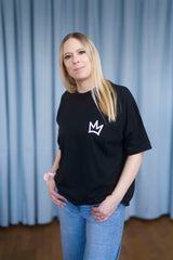Oversized T-Shirt aus 100 % Bio-Baumwolle mit weitem, modernem Schnitt, erhältlich in Schwarz, Weiss und Natur. Individuell gestaltbar mit Wunschmotiv und frei wählbarer Platzierung. Weiche Qualität, überschnittene Ärmelansätze und lässiger Style für maximalen Tragekomfort. Vorderseite: Krone auf der linken Brust. Rückseite: Grosser Schriftzug „dream BIG“ mit Krone darüber.