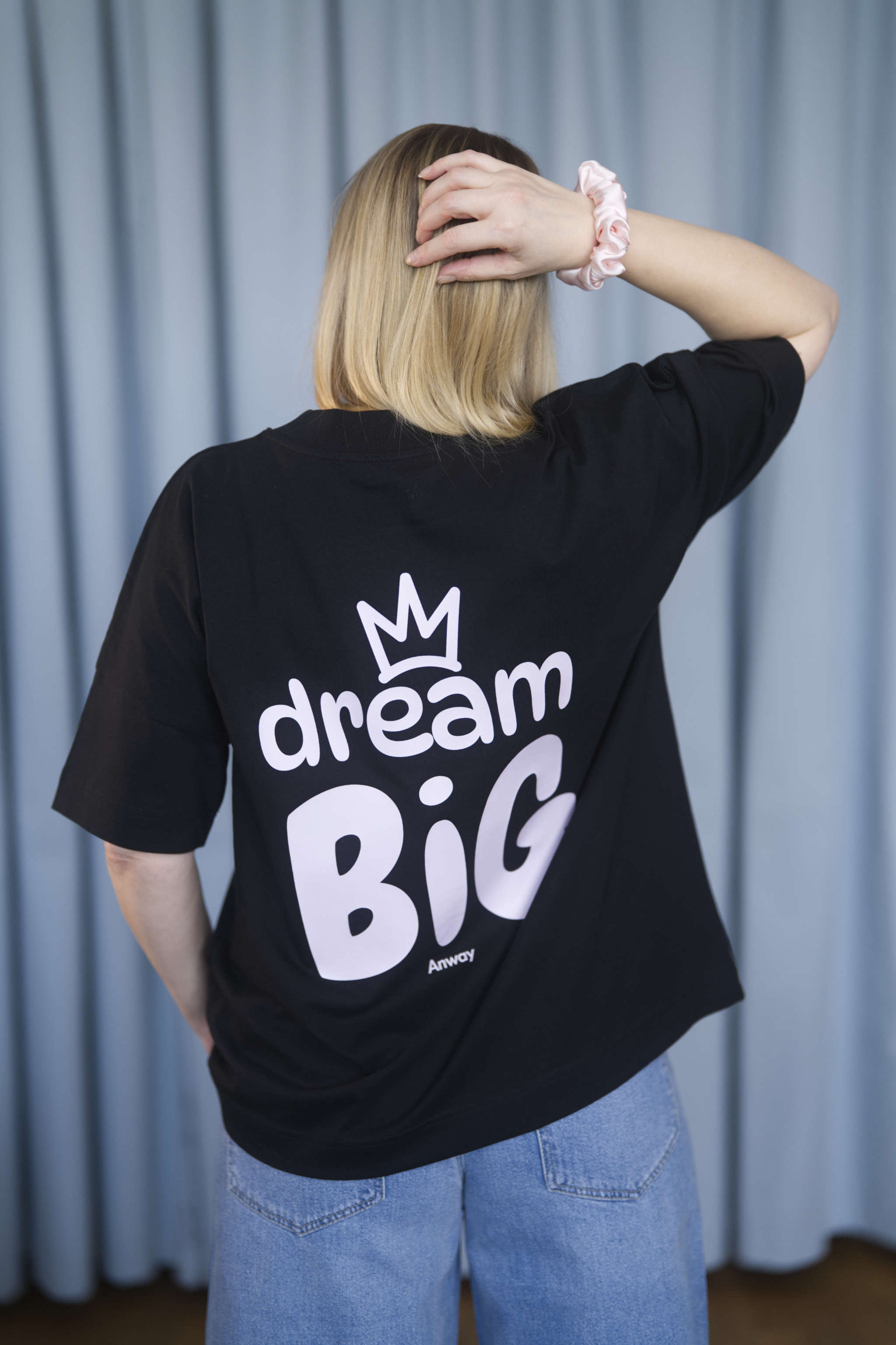 Oversized T-Shirt aus 100 % Bio-Baumwolle mit weitem, modernem Schnitt, erhältlich in Schwarz, Weiss und Natur. Individuell gestaltbar mit Wunschmotiv und frei wählbarer Platzierung. Weiche Qualität, überschnittene Ärmelansätze und lässiger Style für maximalen Tragekomfort. Vorderseite: Krone auf der linken Brust. Rückseite: Grosser Schriftzug „dream BIG“ mit Krone darüber.