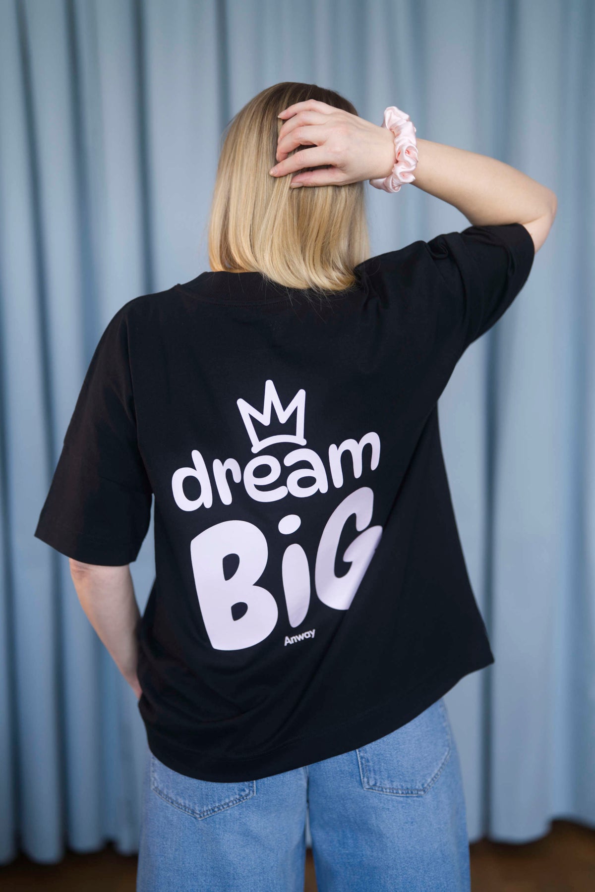 Oversized T-Shirt aus 100 % Bio-Baumwolle mit weitem, modernem Schnitt, erhältlich in Schwarz, Weiss und Natur. Individuell gestaltbar mit Wunschmotiv und frei wählbarer Platzierung. Weiche Qualität, überschnittene Ärmelansätze und lässiger Style für maximalen Tragekomfort. Vorderseite: Krone auf der linken Brust. Rückseite: Grosser Schriftzug „dream BIG“ mit Krone darüber.