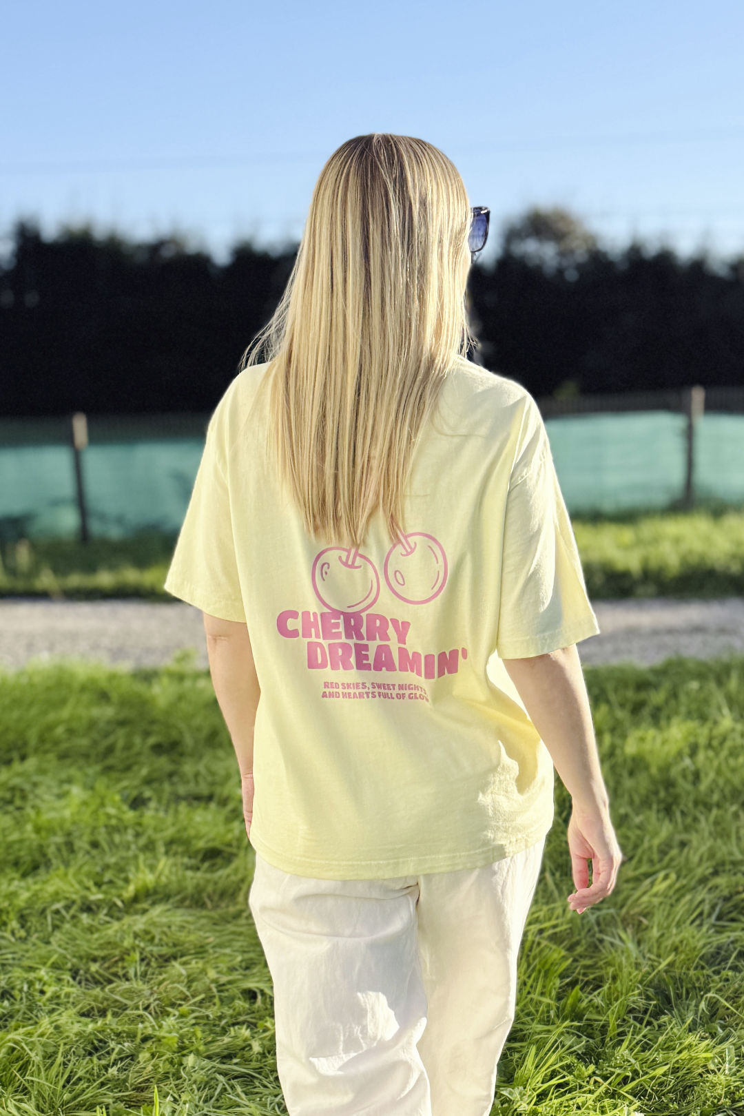 Relaxed Fit T-Shirt, Farbe Lemon Sorbet, Backprint Cherry Dreamin', Unisex, Bio-Baumwolle