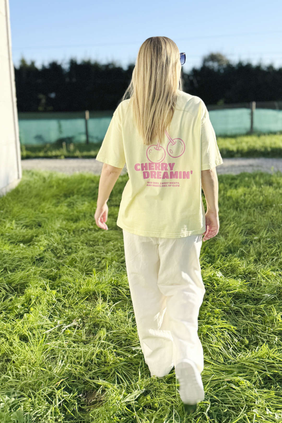 Relaxed Fit T-Shirt, Farbe Lemon Sorbet, Backprint Cherry Dreamin', Unisex, Bio-Baumwolle