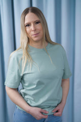 T-Shirt aus Bio-Baumwolle mit normaler Passform – in Aloegrün (Aloe), Rosa (Cotton Pink), Hellblau (Blue Soul), Lavendel (Lavender), Weiss (White) oder Schwarz (Black) erhältlich.