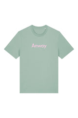 T-Shirt aus 100 % Bio-Baumwolle mit normaler Passform, erhältlich in verschiedenen Farben wie Blue Soul, Cotton Pink, Lavender, Aloe, Weiss und Schwarz. Individuell bedruckbar mit Wunschmotiv. Weiches, angenehm leichtes Material für hohen Tragekomfort. Ideal für einen zeitgemässen, entspannten Look. Mit rosa Anway-Schriftzug in serifenloser, fetter Schrift auf der Vorderseite.