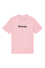 T-Shirt aus 100 % Bio-Baumwolle mit normaler Passform, erhältlich in verschiedenen Farben wie Blue Soul, Cotton Pink, Lavender, Aloe, Weiss und Schwarz. Individuell bedruckbar mit Wunschmotiv. Weiches, angenehm leichtes Material für hohen Tragekomfort. Ideal für einen zeitgemässen, entspannten Look. Mit schwarzem Anway-Schriftzug in serifenloser, fetter Schrift auf der Vorderseite.