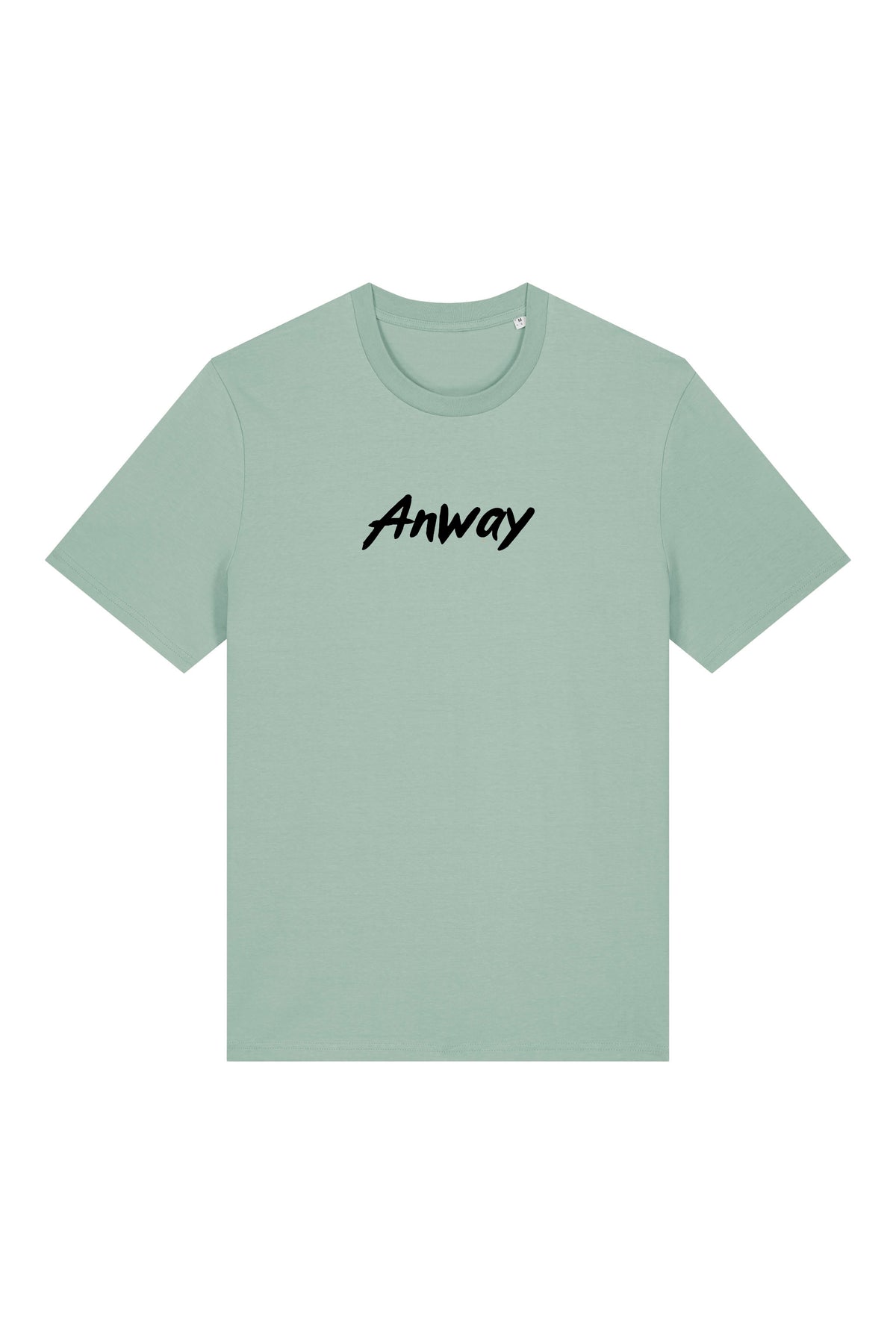 T-Shirt aus 100 % Bio-Baumwolle mit normaler Passform, erhältlich in verschiedenen Farben wie Blue Soul, Cotton Pink, Lavender, Aloe, Weiss und Schwarz. Individuell bedruckbar mit Wunschmotiv. Weiches, angenehm leichtes Material für hohen Tragekomfort. Ideal für einen zeitgemässen, entspannten Look. Mit schwarzem Anway-Logo in Pinsel-Schrift auf der Brust.