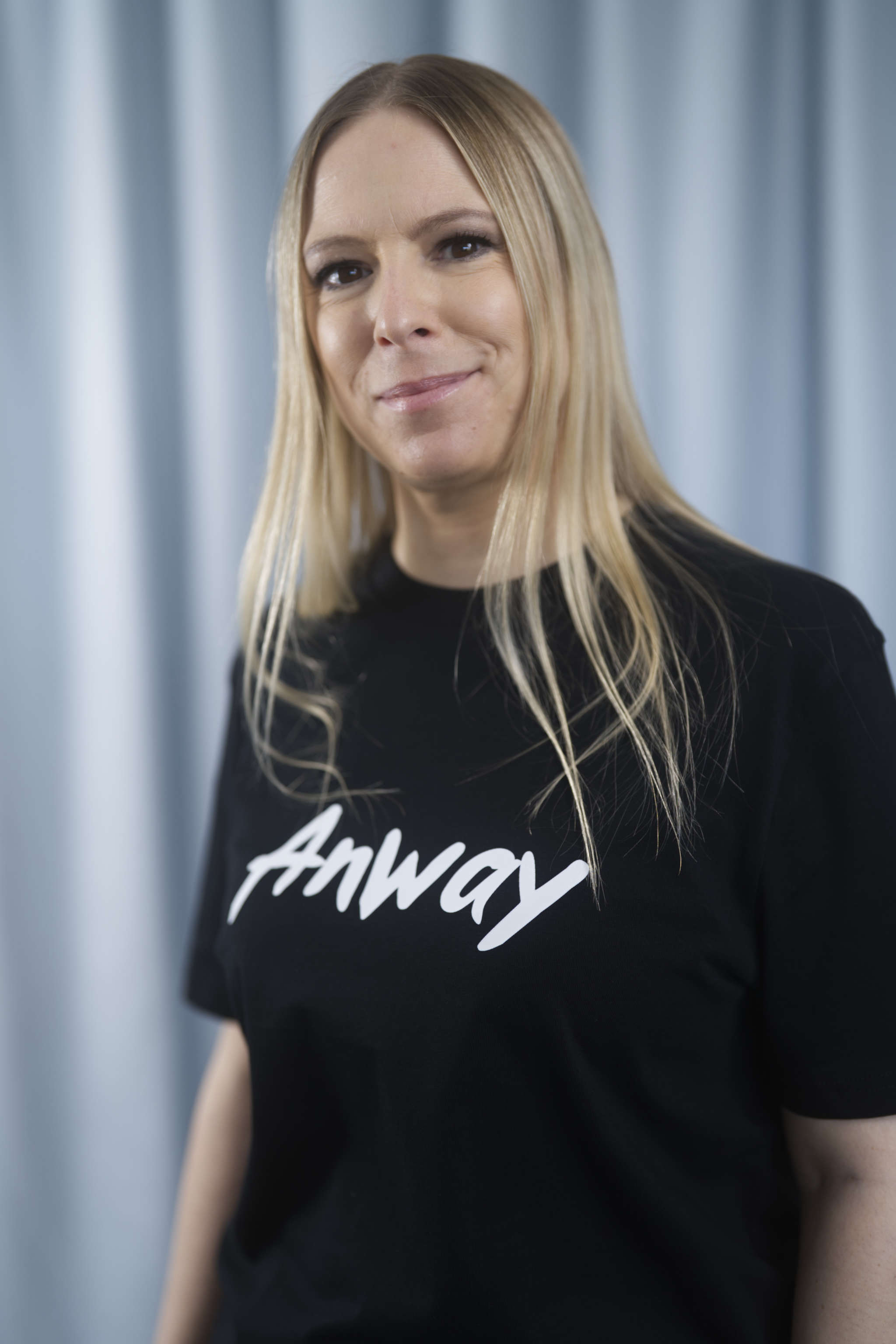 T-Shirt aus 100 % Bio-Baumwolle mit normaler Passform, erhältlich in verschiedenen Farben wie Blue Soul, Cotton Pink, Lavender, Aloe, Weiss und Schwarz. Individuell bedruckbar mit Wunschmotiv. Weiches, angenehm leichtes Material für hohen Tragekomfort. Ideal für einen zeitgemässen, entspannten Look. Mit weissem Anway-Logo in Pinsel-Schrift auf der Brust.