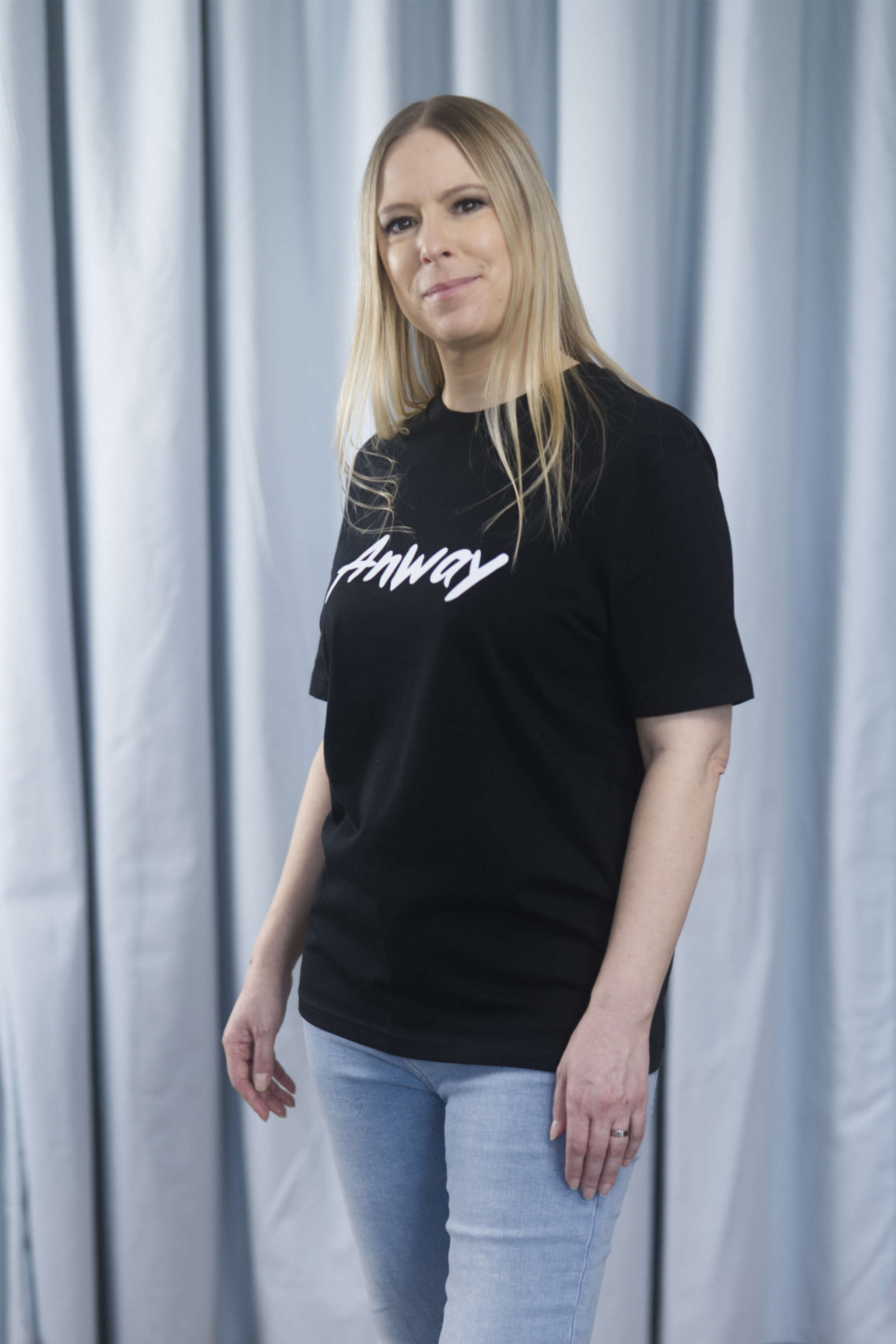 T-Shirt aus 100 % Bio-Baumwolle mit normaler Passform, erhältlich in verschiedenen Farben wie Blue Soul, Cotton Pink, Lavender, Aloe, Weiss und Schwarz. Individuell bedruckbar mit Wunschmotiv. Weiches, angenehm leichtes Material für hohen Tragekomfort. Ideal für einen zeitgemässen, entspannten Look. Mit weissem Anway-Logo in Pinsel-Schrift auf der Brust.