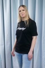 T-Shirt aus 100 % Bio-Baumwolle mit normaler Passform, erhältlich in verschiedenen Farben wie Blue Soul, Cotton Pink, Lavender, Aloe, Weiss und Schwarz. Individuell bedruckbar mit Wunschmotiv. Weiches, angenehm leichtes Material für hohen Tragekomfort. Ideal für einen zeitgemässen, entspannten Look. Mit weissem Anway-Logo in Pinsel-Schrift auf der Brust.