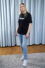 T-Shirt aus 100 % Bio-Baumwolle mit normaler Passform, erhältlich in verschiedenen Farben wie Blue Soul, Cotton Pink, Lavender, Aloe, Weiss und Schwarz. Individuell bedruckbar mit Wunschmotiv. Weiches, angenehm leichtes Material für hohen Tragekomfort. Ideal für einen zeitgemässen, entspannten Look. Mit weissem Anway-Logo in Pinsel-Schrift auf der Brust.