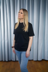 T-Shirt aus Bio-Baumwolle mit normaler Passform – in Schwarz (Black), Weiss (White), Aloegrün (Aloe), Rosa (Cotton Pink), Hellblau (Blue Soul) oder Lavendel (Lavender) erhältlich.