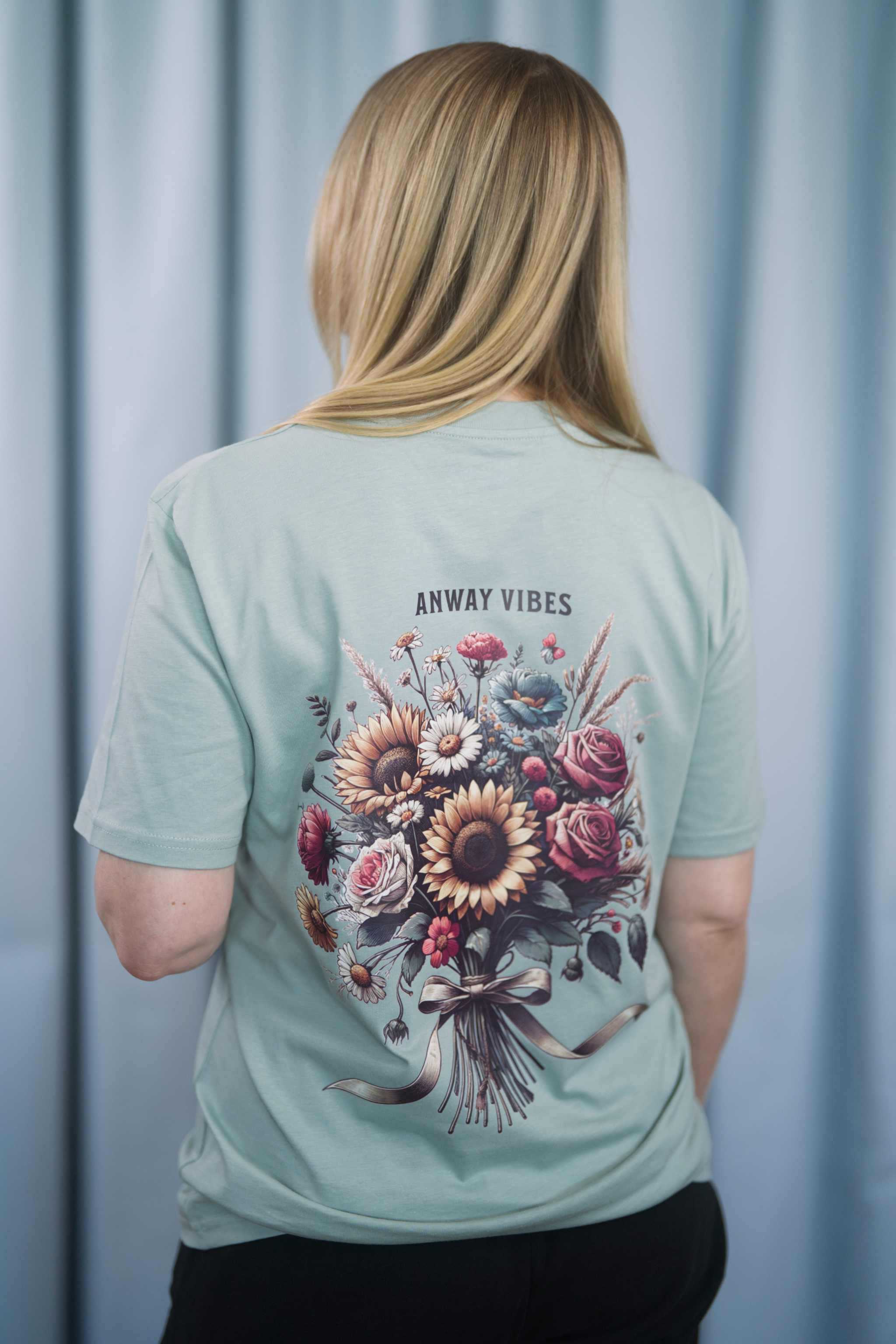 T-Shirt aus 100 % Bio-Baumwolle mit normaler Passform, erhältlich in verschiedenen Farben wie Blue Soul, Cotton Pink, Lavender, Aloe, Weiss und Schwarz. Individuell bedruckbar mit Wunschmotiv. Weiches, angenehm leichtes Material für hohen Tragekomfort. Ideal für einen zeitgemässen, entspannten Look. Mit grossem buntem Blumenstrauss auf dem Rücken und „ANWAY VIBES“-Schriftzug.