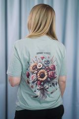 T-Shirt aus 100 % Bio-Baumwolle mit normaler Passform, erhältlich in verschiedenen Farben wie Blue Soul, Cotton Pink, Lavender, Aloe, Weiss und Schwarz. Individuell bedruckbar mit Wunschmotiv. Weiches, angenehm leichtes Material für hohen Tragekomfort. Ideal für einen zeitgemässen, entspannten Look. Mit grossem buntem Blumenstrauss auf dem Rücken und „ANWAY VIBES“-Schriftzug.