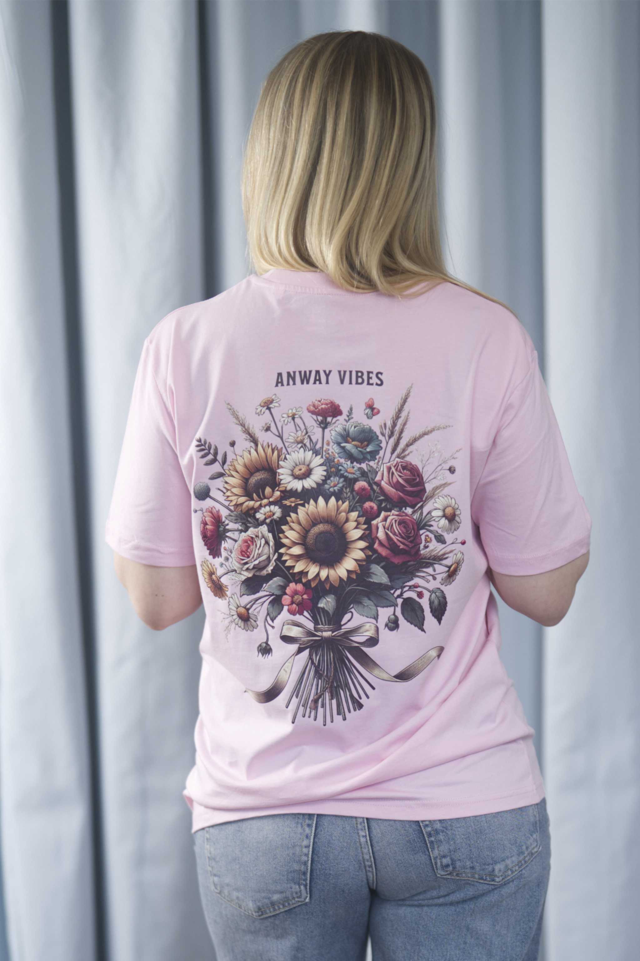 T-Shirt aus 100 % Bio-Baumwolle mit normaler Passform, erhältlich in verschiedenen Farben wie Blue Soul, Cotton Pink, Lavender, Aloe, Weiss und Schwarz. Individuell bedruckbar mit Wunschmotiv. Weiches, angenehm leichtes Material für hohen Tragekomfort. Ideal für einen zeitgemässen, entspannten Look. Mit grossem buntem Blumenstrauss auf dem Rücken und „ANWAY VIBES“-Schriftzug.