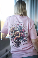 T-Shirt aus 100 % Bio-Baumwolle mit normaler Passform, erhältlich in verschiedenen Farben wie Blue Soul, Cotton Pink, Lavender, Aloe, Weiss und Schwarz. Individuell bedruckbar mit Wunschmotiv. Weiches, angenehm leichtes Material für hohen Tragekomfort. Ideal für einen zeitgemässen, entspannten Look. Mit grossem buntem Blumenstrauss auf dem Rücken und „ANWAY VIBES“-Schriftzug.