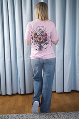 T-Shirt aus 100 % Bio-Baumwolle mit normaler Passform, erhältlich in verschiedenen Farben wie Blue Soul, Cotton Pink, Lavender, Aloe, Weiss und Schwarz. Individuell bedruckbar mit Wunschmotiv. Weiches, angenehm leichtes Material für hohen Tragekomfort. Ideal für einen zeitgemässen, entspannten Look. Mit grossem buntem Blumenstrauss auf dem Rücken und „ANWAY VIBES“-Schriftzug.