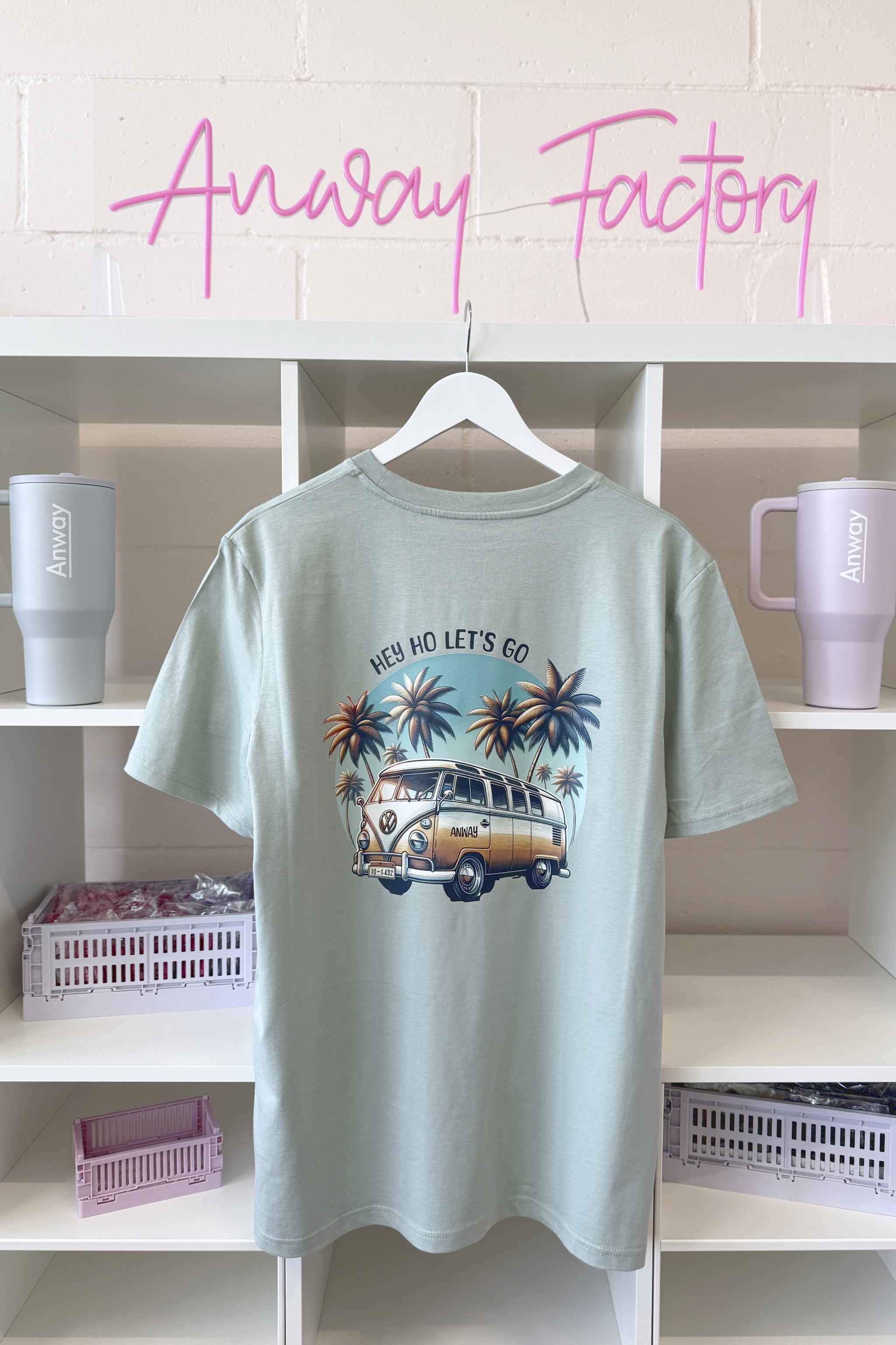 T-Shirt Normal Farbe Aloe Grün Print VW Bus Hey Ho Lets's Go