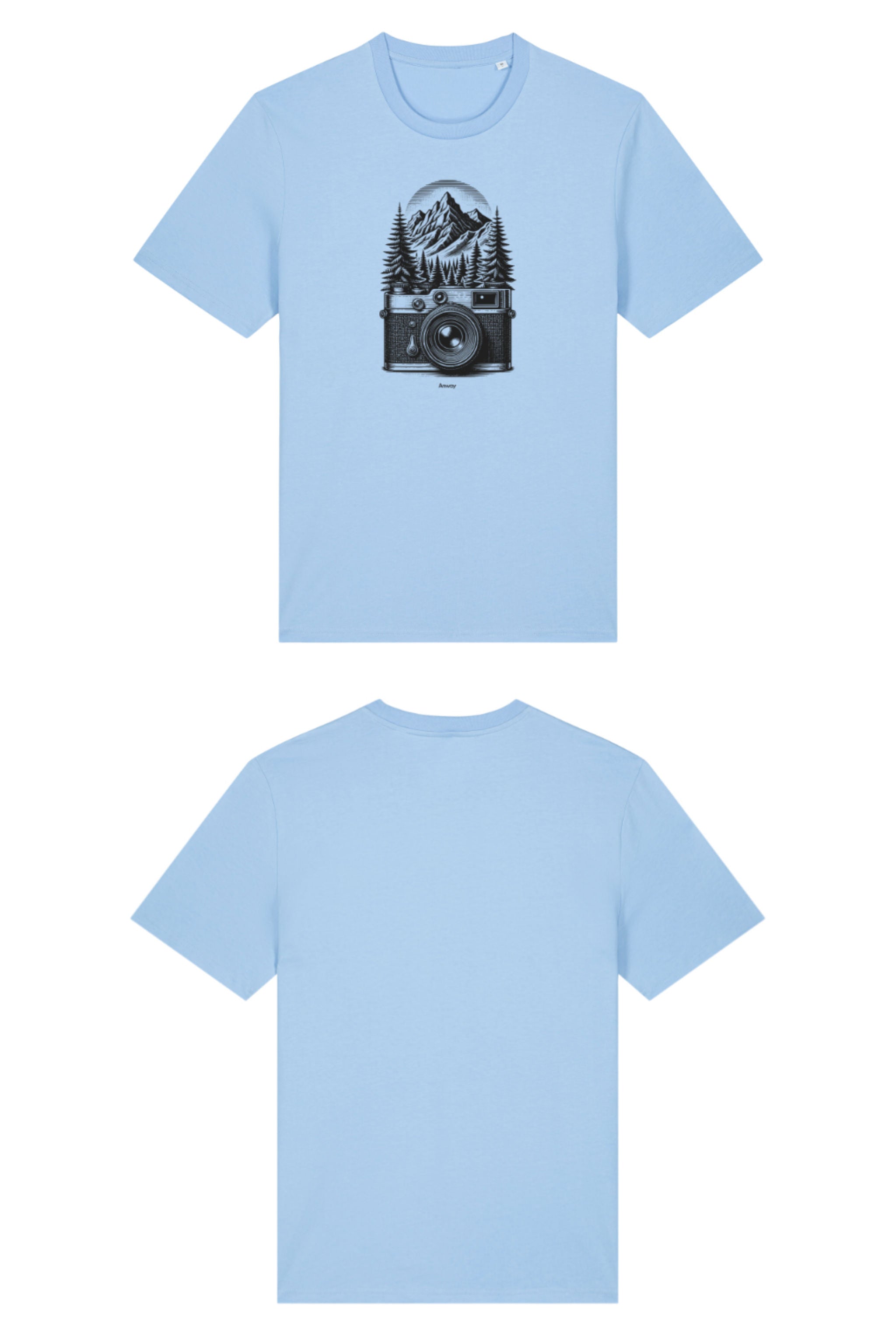 T-Shirt aus 100 % Bio-Baumwolle mit normaler Passform, erhältlich in verschiedenen Farben wie Blue Soul, Cotton Pink, Lavender, Aloe, Weiss und Schwarz. Individuell bedruckbar mit Wunschmotiv. Weiches, angenehm leichtes Material für hohen Tragekomfort. Ideal für einen zeitgemässen, entspannten Look. Mit schwarzer Kamera-Illustration, Bergpanorama und Tannenwäldern auf der Vorderseite des T-Shirts.