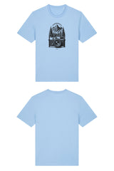T-Shirt aus 100 % Bio-Baumwolle mit normaler Passform, erhältlich in verschiedenen Farben wie Blue Soul, Cotton Pink, Lavender, Aloe, Weiss und Schwarz. Individuell bedruckbar mit Wunschmotiv. Weiches, angenehm leichtes Material für hohen Tragekomfort. Ideal für einen zeitgemässen, entspannten Look. Mit schwarzer Kamera-Illustration, Bergpanorama und Tannenwäldern auf der Vorderseite des T-Shirts.