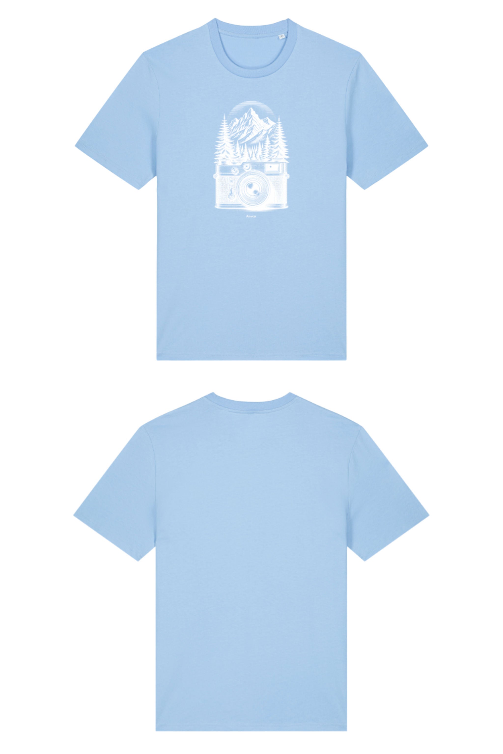 T-Shirt aus 100 % Bio-Baumwolle mit normaler Passform, erhältlich in verschiedenen Farben wie Blue Soul, Cotton Pink, Lavender, Aloe, Weiss und Schwarz. Individuell bedruckbar mit Wunschmotiv. Weiches, angenehm leichtes Material für hohen Tragekomfort. Ideal für einen zeitgemässen, entspannten Look. Mit weisser Kamera-Illustration, Bergpanorama und Tannenwäldern auf der Vorderseite des T-Shirts.