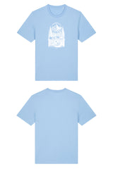 T-Shirt aus 100 % Bio-Baumwolle mit normaler Passform, erhältlich in verschiedenen Farben wie Blue Soul, Cotton Pink, Lavender, Aloe, Weiss und Schwarz. Individuell bedruckbar mit Wunschmotiv. Weiches, angenehm leichtes Material für hohen Tragekomfort. Ideal für einen zeitgemässen, entspannten Look. Mit weisser Kamera-Illustration, Bergpanorama und Tannenwäldern auf der Vorderseite des T-Shirts.