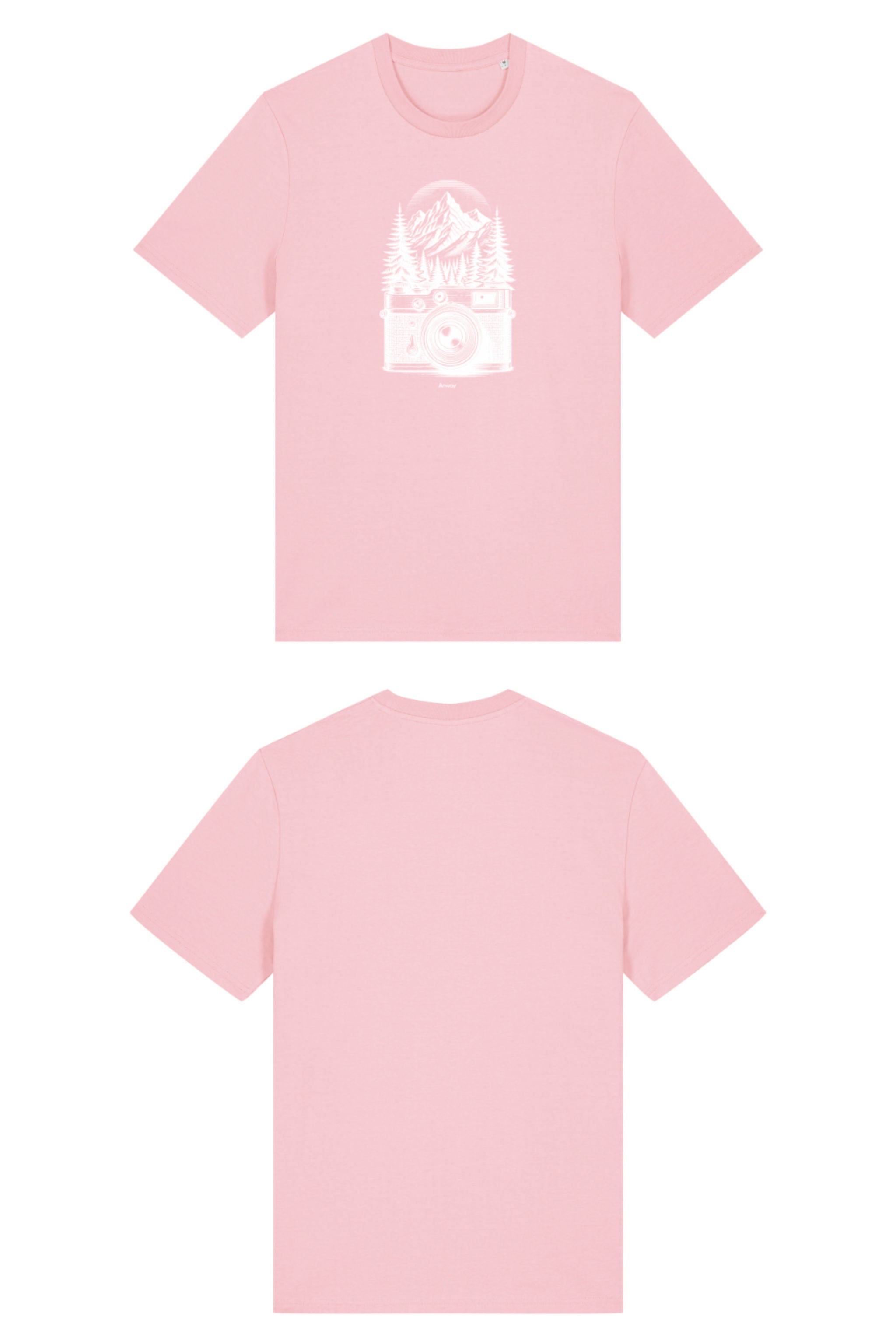 T-Shirt aus 100 % Bio-Baumwolle mit normaler Passform, erhältlich in verschiedenen Farben wie Blue Soul, Cotton Pink, Lavender, Aloe, Weiss und Schwarz. Individuell bedruckbar mit Wunschmotiv. Weiches, angenehm leichtes Material für hohen Tragekomfort. Ideal für einen zeitgemässen, entspannten Look. Mit weisser Kamera-Illustration, Bergpanorama und Tannenwäldern auf der Vorderseite des T-Shirts.
