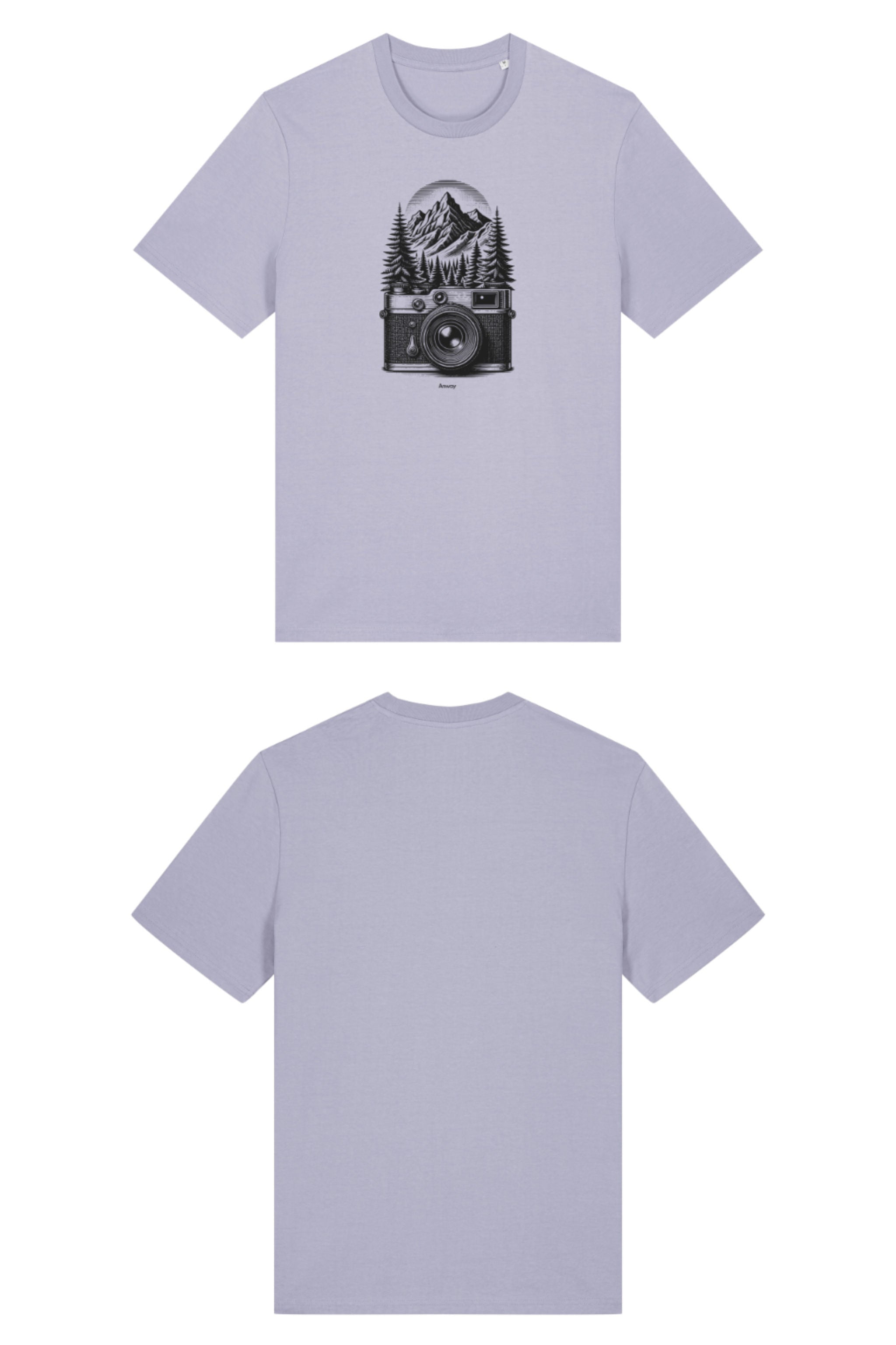 T-Shirt aus 100 % Bio-Baumwolle mit normaler Passform, erhältlich in verschiedenen Farben wie Blue Soul, Cotton Pink, Lavender, Aloe, Weiss und Schwarz. Individuell bedruckbar mit Wunschmotiv. Weiches, angenehm leichtes Material für hohen Tragekomfort. Ideal für einen zeitgemässen, entspannten Look. Mit schwarzer Kamera-Illustration, Bergpanorama und Tannenwäldern auf der Vorderseite des T-Shirts.