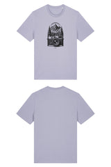 T-Shirt aus 100 % Bio-Baumwolle mit normaler Passform, erhältlich in verschiedenen Farben wie Blue Soul, Cotton Pink, Lavender, Aloe, Weiss und Schwarz. Individuell bedruckbar mit Wunschmotiv. Weiches, angenehm leichtes Material für hohen Tragekomfort. Ideal für einen zeitgemässen, entspannten Look. Mit schwarzer Kamera-Illustration, Bergpanorama und Tannenwäldern auf der Vorderseite des T-Shirts.