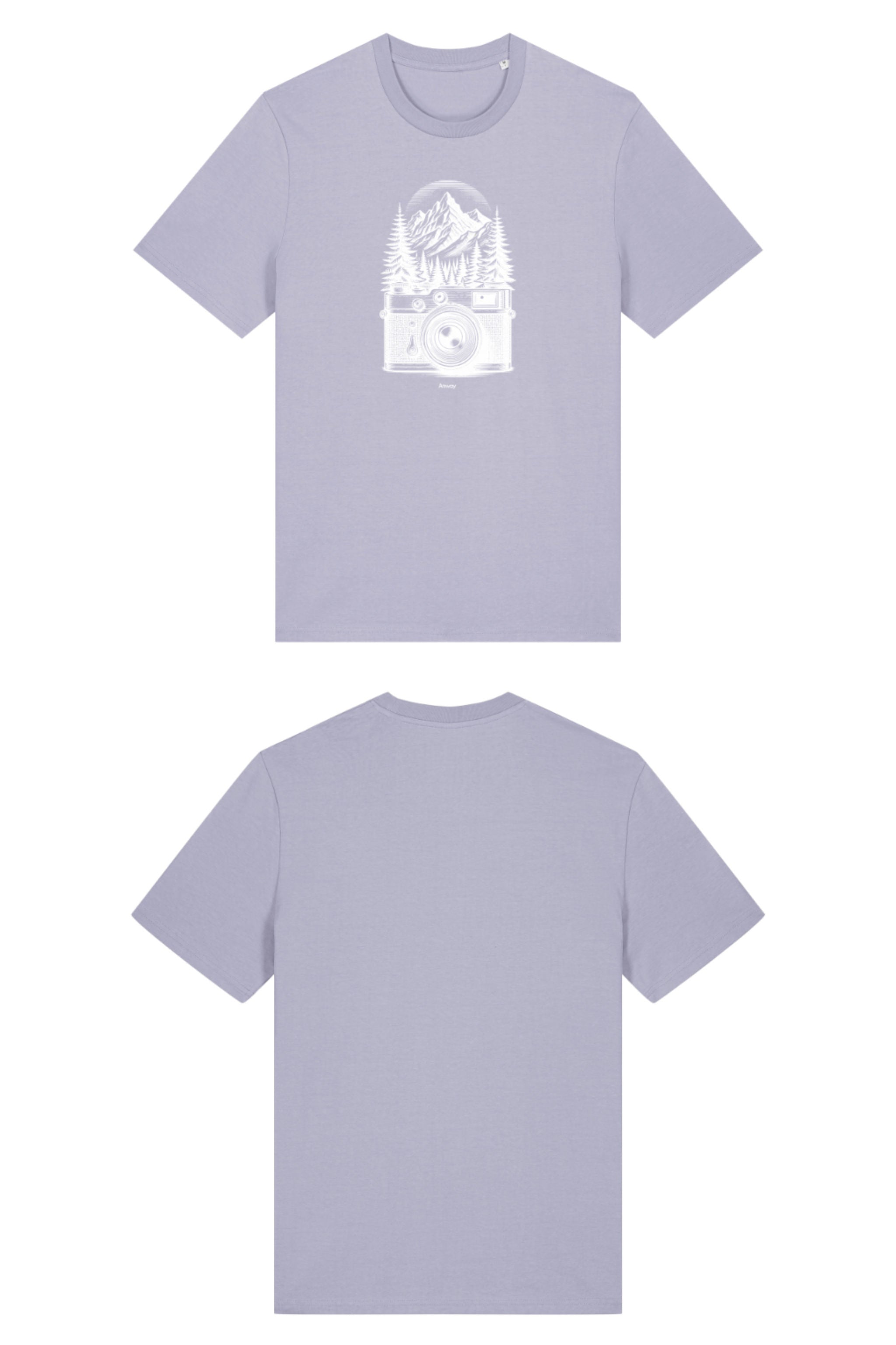 T-Shirt aus 100 % Bio-Baumwolle mit normaler Passform, erhältlich in verschiedenen Farben wie Blue Soul, Cotton Pink, Lavender, Aloe, Weiss und Schwarz. Individuell bedruckbar mit Wunschmotiv. Weiches, angenehm leichtes Material für hohen Tragekomfort. Ideal für einen zeitgemässen, entspannten Look. Mit weisser Kamera-Illustration, Bergpanorama und Tannenwäldern auf der Vorderseite des T-Shirts.