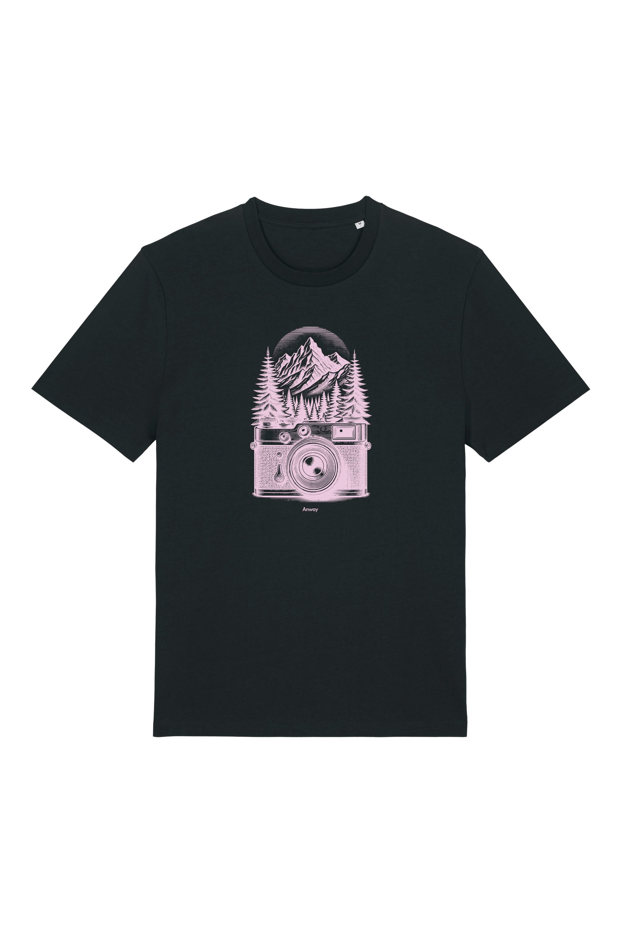T-Shirt aus 100 % Bio-Baumwolle mit normaler Passform, erhältlich in verschiedenen Farben wie Blue Soul, Cotton Pink, Lavender, Aloe, Weiss und Schwarz. Individuell bedruckbar mit Wunschmotiv. Weiches, angenehm leichtes Material für hohen Tragekomfort. Ideal für einen zeitgemässen, entspannten Look. Mit rosa Kamera-Illustration, Bergpanorama und Tannenwäldern auf der Vorderseite des T-Shirts.