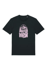 T-Shirt aus 100 % Bio-Baumwolle mit normaler Passform, erhältlich in verschiedenen Farben wie Blue Soul, Cotton Pink, Lavender, Aloe, Weiss und Schwarz. Individuell bedruckbar mit Wunschmotiv. Weiches, angenehm leichtes Material für hohen Tragekomfort. Ideal für einen zeitgemässen, entspannten Look. Mit rosa Kamera-Illustration, Bergpanorama und Tannenwäldern auf der Vorderseite des T-Shirts.