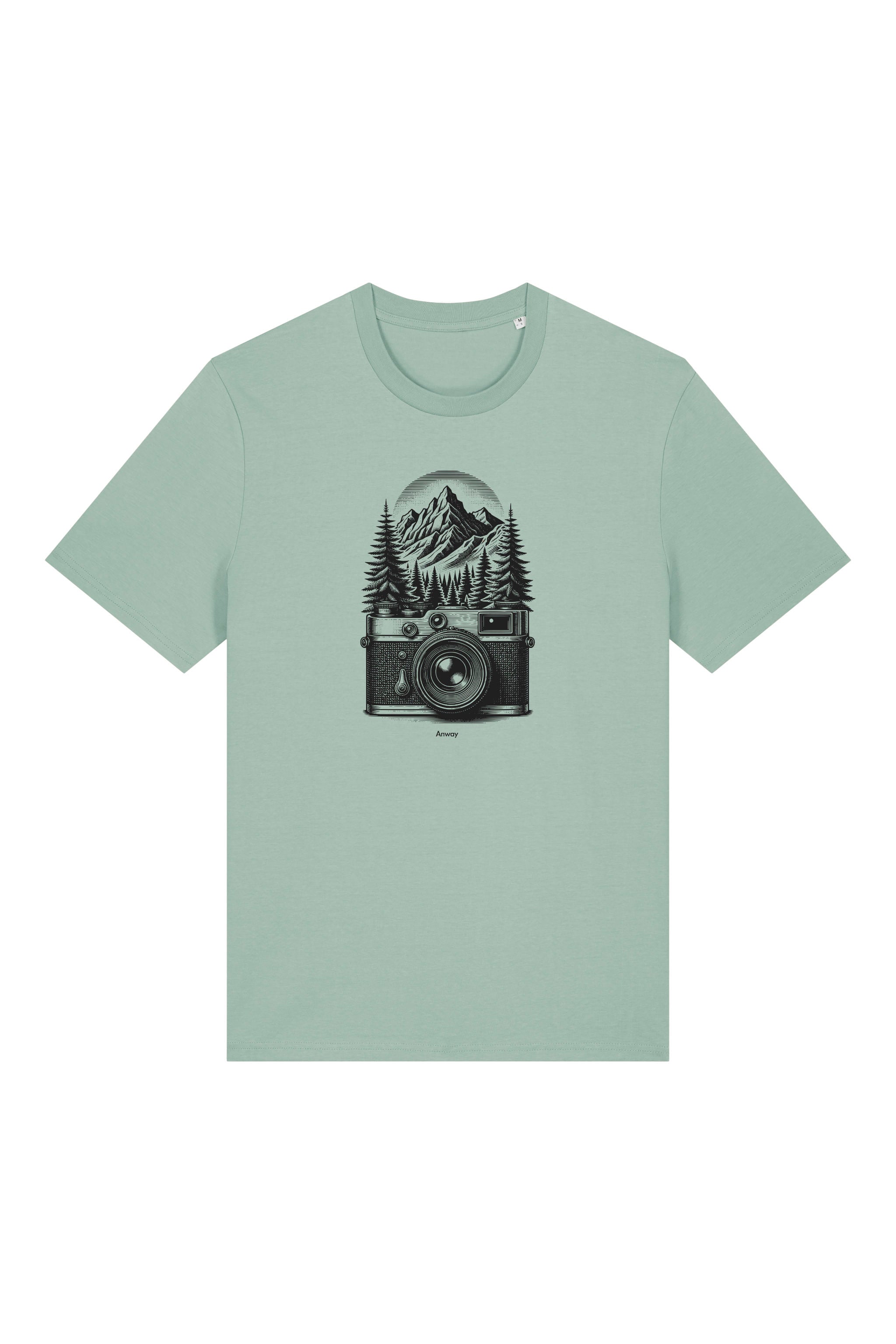 T-Shirt aus 100 % Bio-Baumwolle mit normaler Passform, erhältlich in verschiedenen Farben wie Blue Soul, Cotton Pink, Lavender, Aloe, Weiss und Schwarz. Individuell bedruckbar mit Wunschmotiv. Weiches, angenehm leichtes Material für hohen Tragekomfort. Ideal für einen zeitgemässen, entspannten Look. Mit schwarzer Kamera-Illustration, Bergpanorama und Tannenwäldern auf der Vorderseite des T-Shirts.
