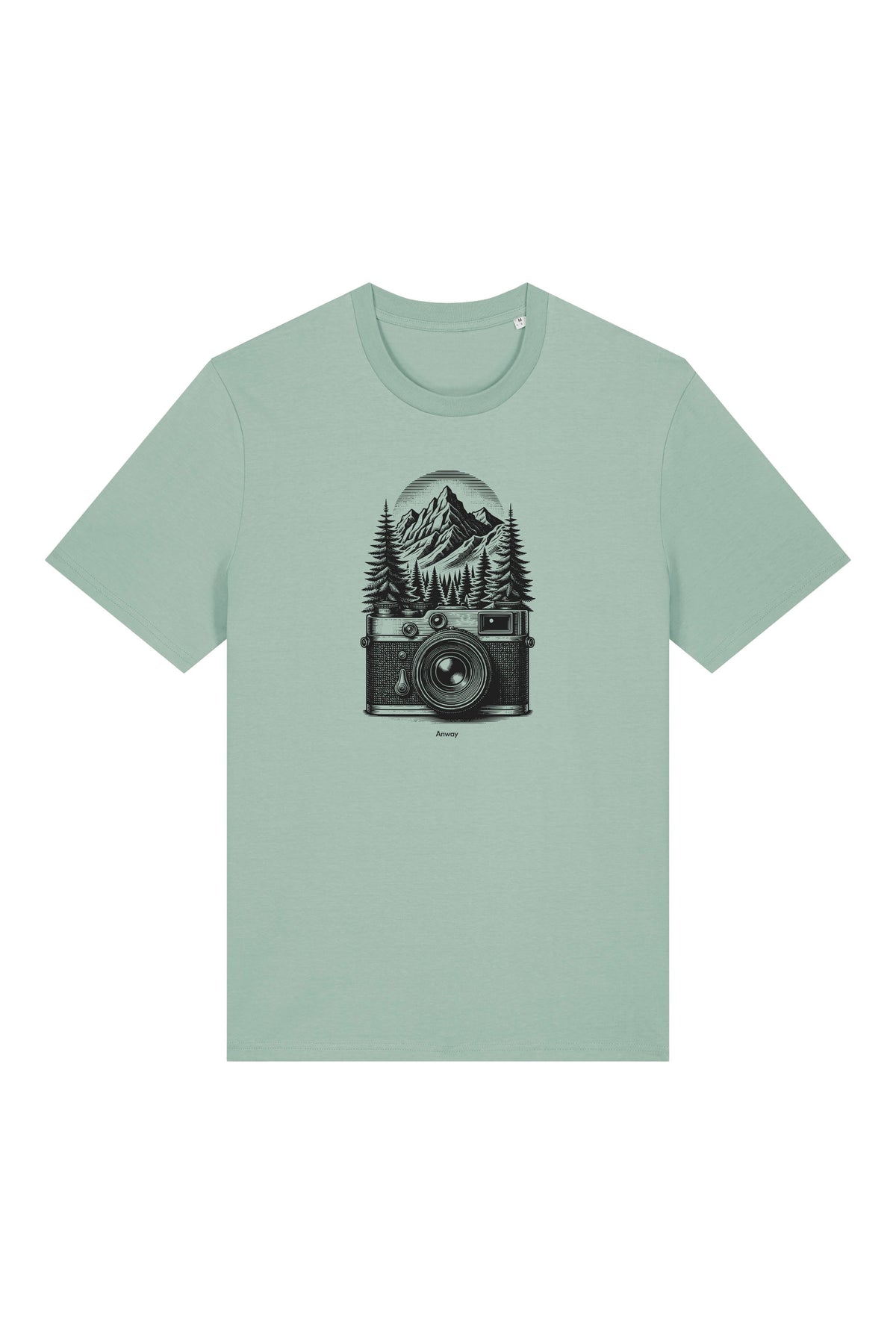 T-Shirt aus 100 % Bio-Baumwolle mit normaler Passform, erhältlich in verschiedenen Farben wie Blue Soul, Cotton Pink, Lavender, Aloe, Weiss und Schwarz. Individuell bedruckbar mit Wunschmotiv. Weiches, angenehm leichtes Material für hohen Tragekomfort. Ideal für einen zeitgemässen, entspannten Look. Mit schwarzer Kamera-Illustration, Bergpanorama und Tannenwäldern auf der Vorderseite des T-Shirts.