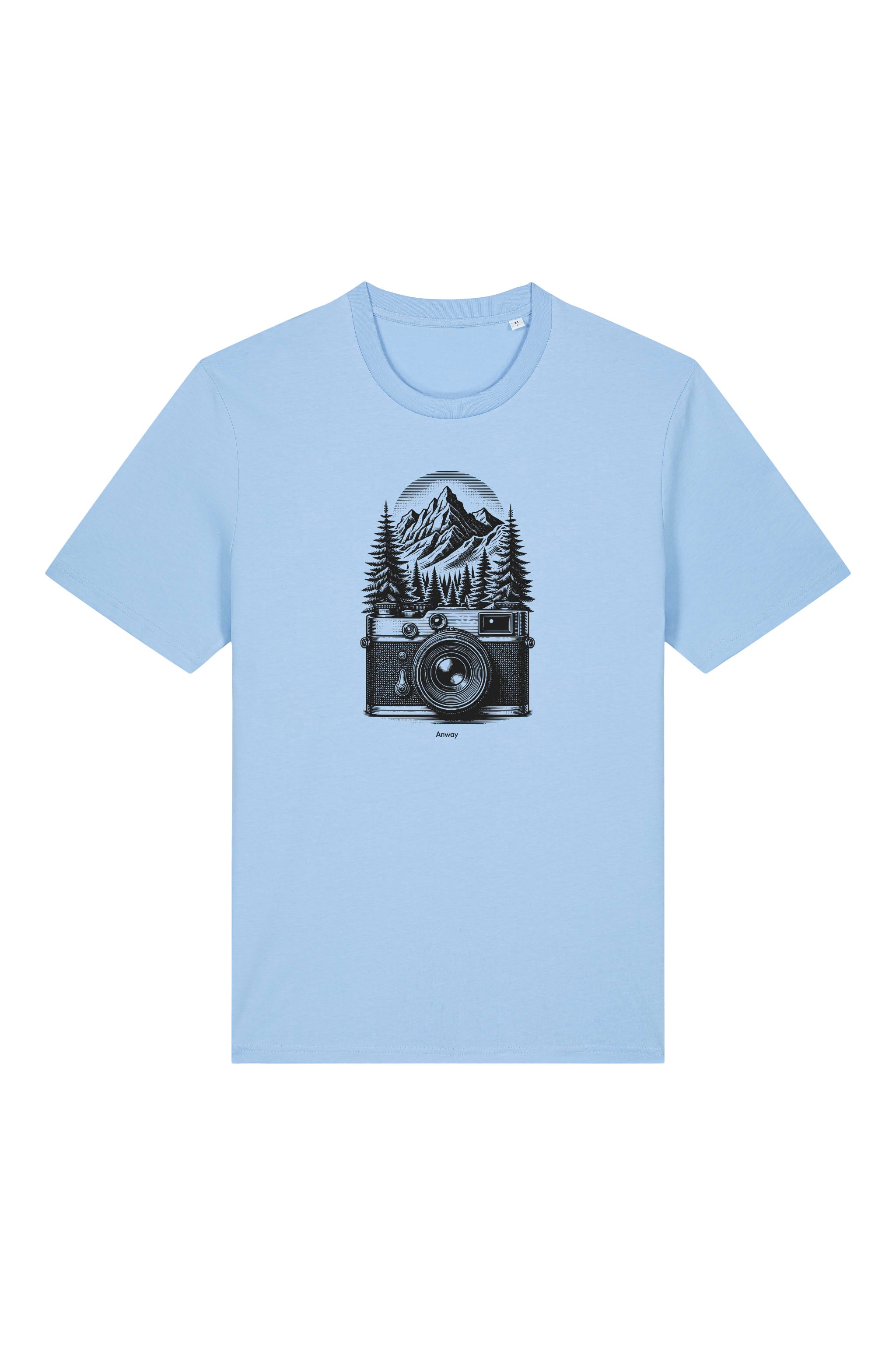 T-Shirt aus 100 % Bio-Baumwolle mit normaler Passform, erhältlich in verschiedenen Farben wie Blue Soul, Cotton Pink, Lavender, Aloe, Weiss und Schwarz. Individuell bedruckbar mit Wunschmotiv. Weiches, angenehm leichtes Material für hohen Tragekomfort. Ideal für einen zeitgemässen, entspannten Look. Mit schwarzer Kamera-Illustration, Bergpanorama und Tannenwäldern auf der Vorderseite des T-Shirts.