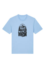T-Shirt aus 100 % Bio-Baumwolle mit normaler Passform, erhältlich in verschiedenen Farben wie Blue Soul, Cotton Pink, Lavender, Aloe, Weiss und Schwarz. Individuell bedruckbar mit Wunschmotiv. Weiches, angenehm leichtes Material für hohen Tragekomfort. Ideal für einen zeitgemässen, entspannten Look. Mit schwarzer Kamera-Illustration, Bergpanorama und Tannenwäldern auf der Vorderseite des T-Shirts.