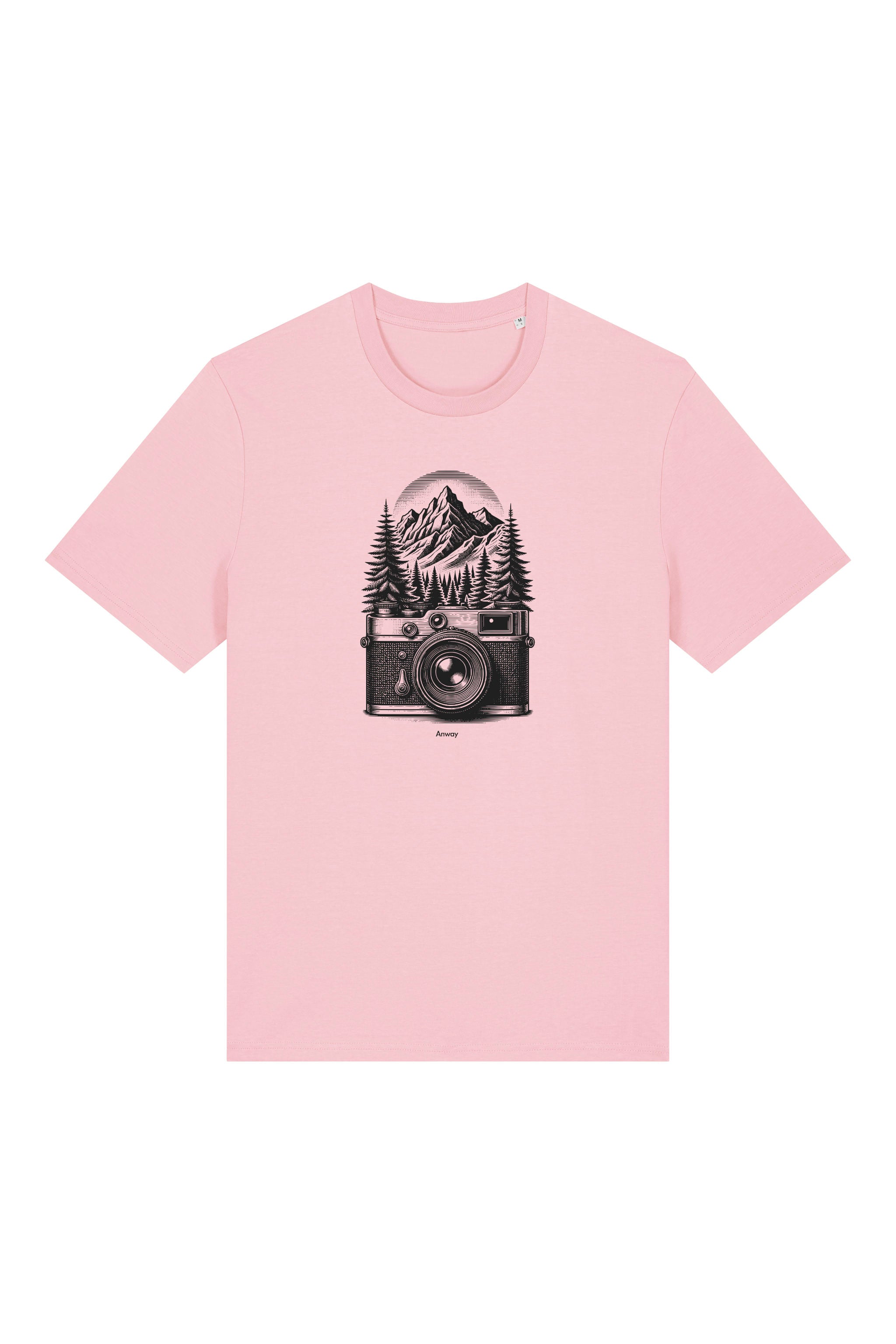 T-Shirt aus 100 % Bio-Baumwolle mit normaler Passform, erhältlich in verschiedenen Farben wie Blue Soul, Cotton Pink, Lavender, Aloe, Weiss und Schwarz. Individuell bedruckbar mit Wunschmotiv. Weiches, angenehm leichtes Material für hohen Tragekomfort. Ideal für einen zeitgemässen, entspannten Look. Mit schwarzer Kamera-Illustration, Bergpanorama und Tannenwäldern auf der Vorderseite des T-Shirts.