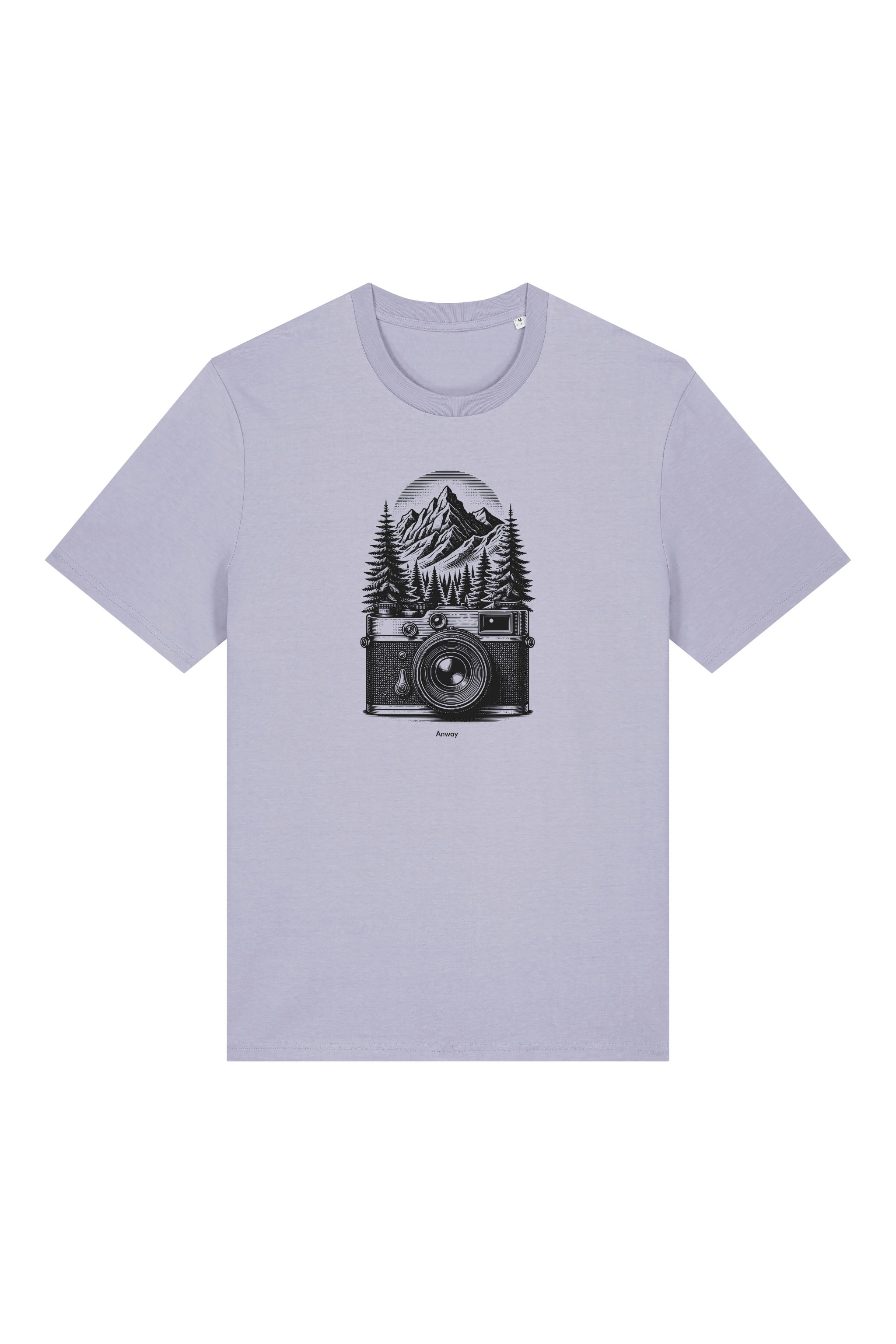 T-Shirt aus 100 % Bio-Baumwolle mit normaler Passform, erhältlich in verschiedenen Farben wie Blue Soul, Cotton Pink, Lavender, Aloe, Weiss und Schwarz. Individuell bedruckbar mit Wunschmotiv. Weiches, angenehm leichtes Material für hohen Tragekomfort. Ideal für einen zeitgemässen, entspannten Look. Mit schwarzer Kamera-Illustration, Bergpanorama und Tannenwäldern auf der Vorderseite des T-Shirts.