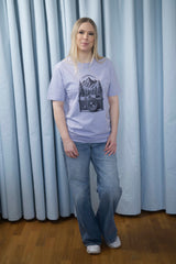 T-Shirt aus 100 % Bio-Baumwolle mit normaler Passform, erhältlich in verschiedenen Farben wie Blue Soul, Cotton Pink, Lavender, Aloe, Weiss und Schwarz. Individuell bedruckbar mit Wunschmotiv. Weiches, angenehm leichtes Material für hohen Tragekomfort. Ideal für einen zeitgemässen, entspannten Look. Mit schwarzer Kamera-Illustration, Bergpanorama und Tannenwäldern auf der Vorderseite des T-Shirts.
