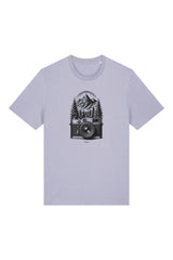 T-Shirt aus 100 % Bio-Baumwolle mit normaler Passform, erhältlich in verschiedenen Farben wie Blue Soul, Cotton Pink, Lavender, Aloe, Weiss und Schwarz. Individuell bedruckbar mit Wunschmotiv. Weiches, angenehm leichtes Material für hohen Tragekomfort. Ideal für einen zeitgemässen, entspannten Look. Mit schwarzer Kamera-Illustration, Bergpanorama und Tannenwäldern auf der Vorderseite des T-Shirts.