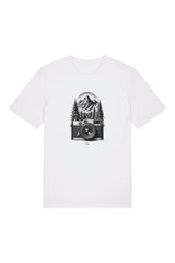 T-Shirt aus 100 % Bio-Baumwolle mit normaler Passform, erhältlich in verschiedenen Farben wie Blue Soul, Cotton Pink, Lavender, Aloe, Weiss und Schwarz. Individuell bedruckbar mit Wunschmotiv. Weiches, angenehm leichtes Material für hohen Tragekomfort. Ideal für einen zeitgemässen, entspannten Look. Mit schwarzer Kamera-Illustration, Bergpanorama und Tannenwäldern auf der Vorderseite des T-Shirts.